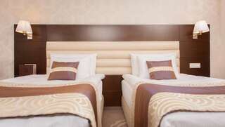 Отель Hotel Coroana de Aur Бистрица Двухместный номер бизнес-класса с 2 отдельными кроватями-3