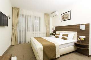 Отель Hotel Coroana de Aur Бистрица Стандартный двухместный номер с 2 отдельными кроватями-1